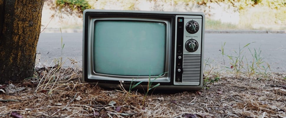Vielle télévision vintage abandonnée